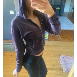 Lila hoodie med velour dragkedja. - Mysig lila hoodie från BikBok med dragkedja framtill och huva. Modellen har två fickor på magen.
