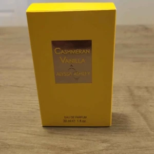 Cashmeran Vanilla Eau de Parfum från Alyssa Ashley - Cashmeran Vanilla från Alyssa Ashley är en Eau de Parfum i en stilren gul förpackning. Doften kommer i en 30 ml flaska och har en varm, söt och mjuk vaniljton med inslag av cashmeran.