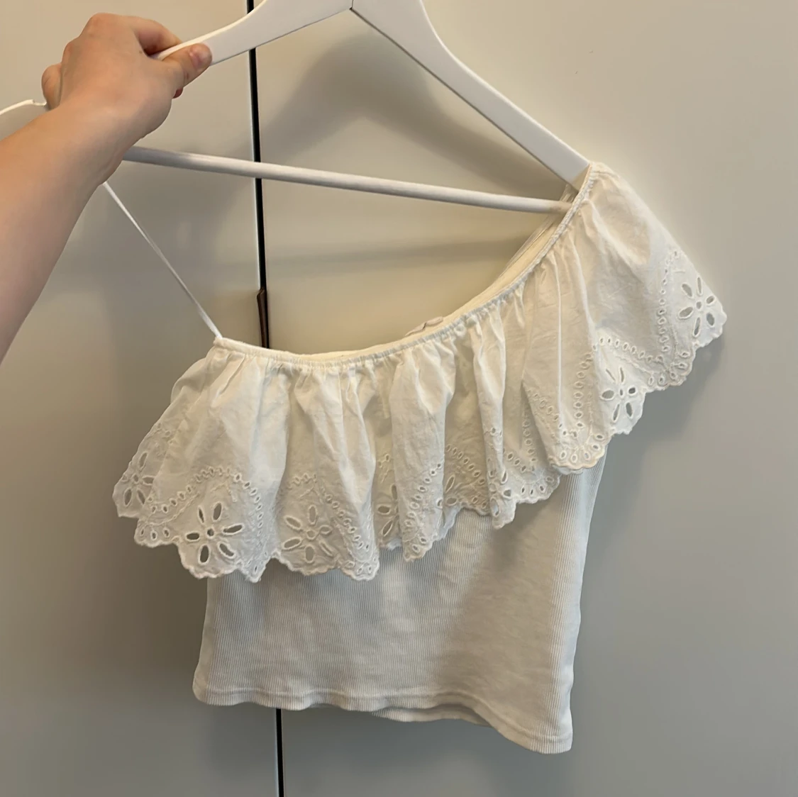 Vit oneshoulder topp med volang Zara - 1