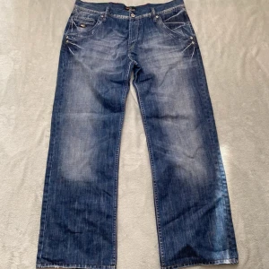 Energie Jeans - Ett par riktigt snygga Energie jeans med riktigt fet fade. Skön bootcut, feta detaljer. Nyskick, använda en gång för att testa passform. Svåra att få tag på i detta skick, hör av dig så löser vi snabb deal🤞