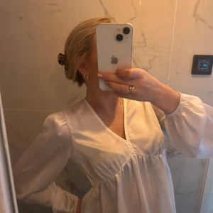 Blus - Säljer min blus från Vero Moda som är perfekt till sommaren. Använd ett fåtal gånger och är i mycket bra skick. 