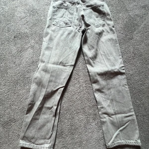 Zara Grå jeans - Säljer ett par grå jeansbyxor från zara 