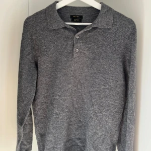 Massimo Dutti tröja - 🌟Massimo wool cashmere polo sweater.                       Använd endast 2 gånger.                                                Väldigt bra material och stilig.                                          Hör av er angående frågor🤩