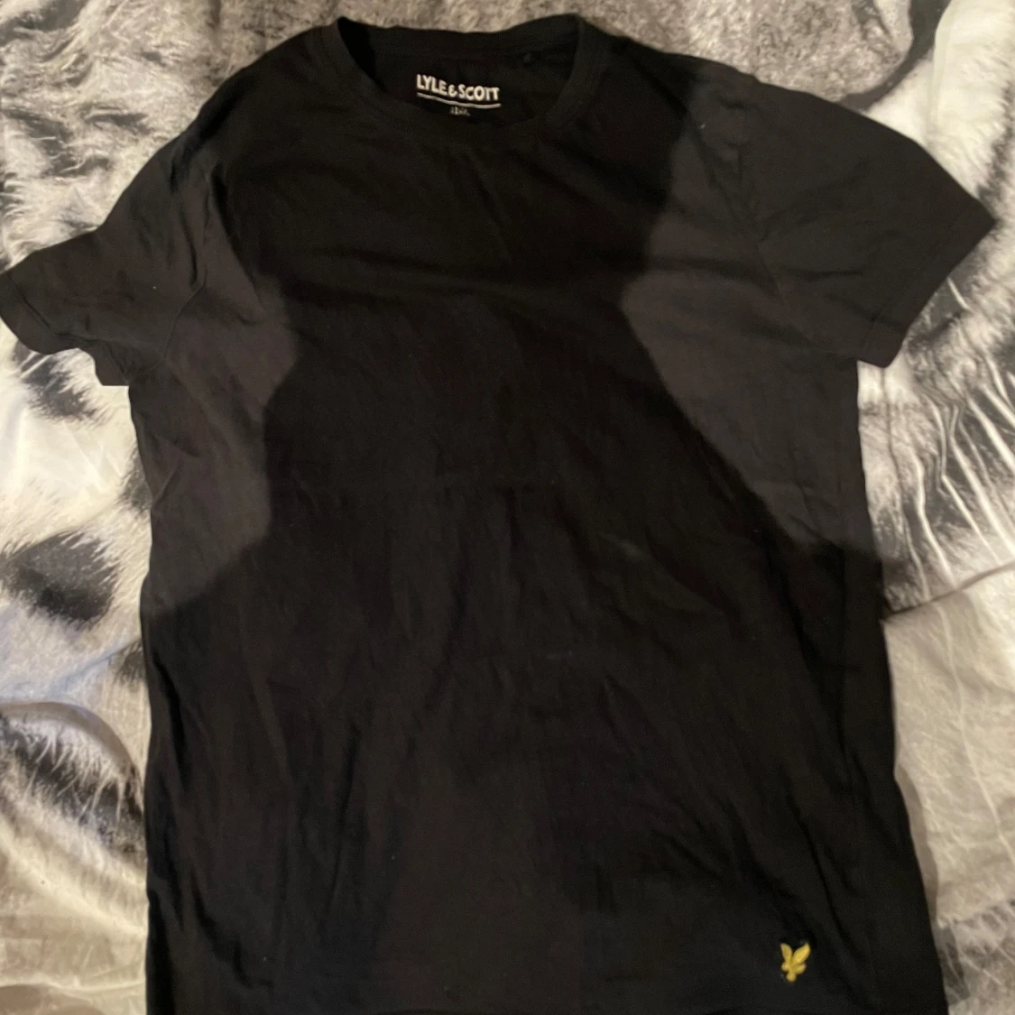 Svart t-shirt från Lyle & Scott. Nypris 499 säljer för 110
