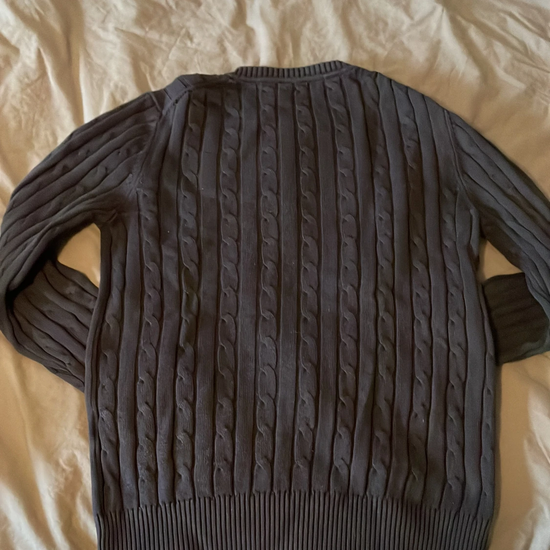 Mörkblå kabelstickad tröja från Gant - 1