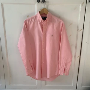 Ralph Lauren Skjorta - Tja, säljer nu min Ralph lauren skjorta i storlek M | Skicket är 9/10 och Inge defekter | Hör av er om ni ger några frågor!
