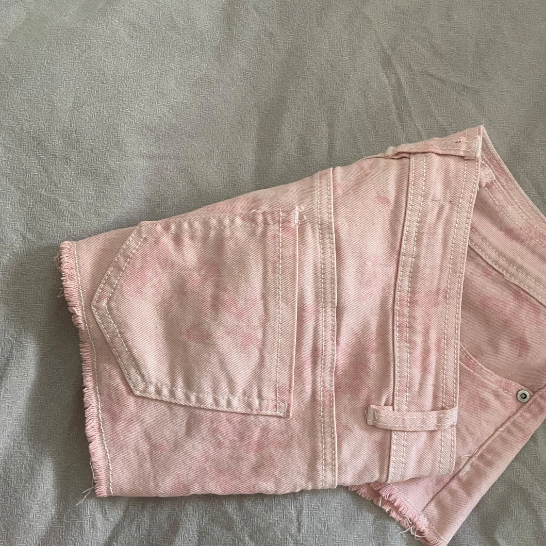 Ljusrosa lågmidjade korta jeansshorts  - 1