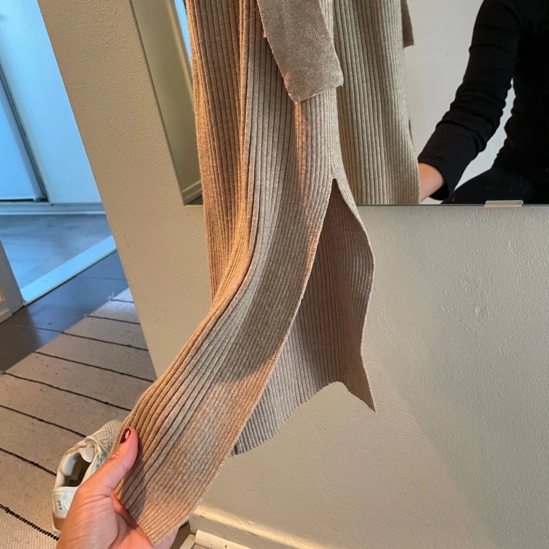 Beige ribbad långklänning med v-ringning och knytband - 1