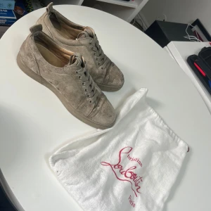 Loubs - Loubs som inte är i så bra skick så därför priset är  lågt. En fläck på mockan som är oklar om den går att ta bort. Tar byten 