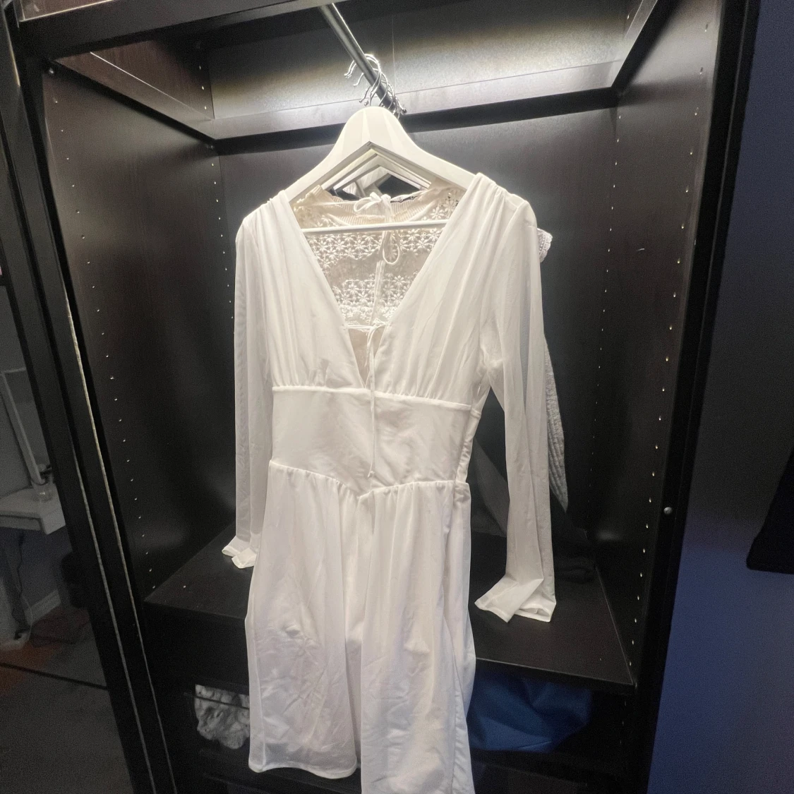 STUDENTET klänning Vit långärmad klänning med spetsdetaljer - 1