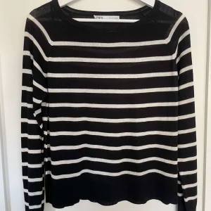 Svart och vit randig tröja från Zara - Säljer nu denna fina tröja ifrån zara💕 storlek s, bra skick!
