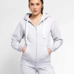 Russmerch hoodie - Säljer en ljusgrå hoodie med dragkedja och huva. Tröjan har långa ärmar, två fickor framtill och breda muddar vid ärmslut och nederkant. Perfekt för en avslappnad stil. Den är väldigt stretchig så passar upp mot S, och slimmar åt kroppen fint❤️