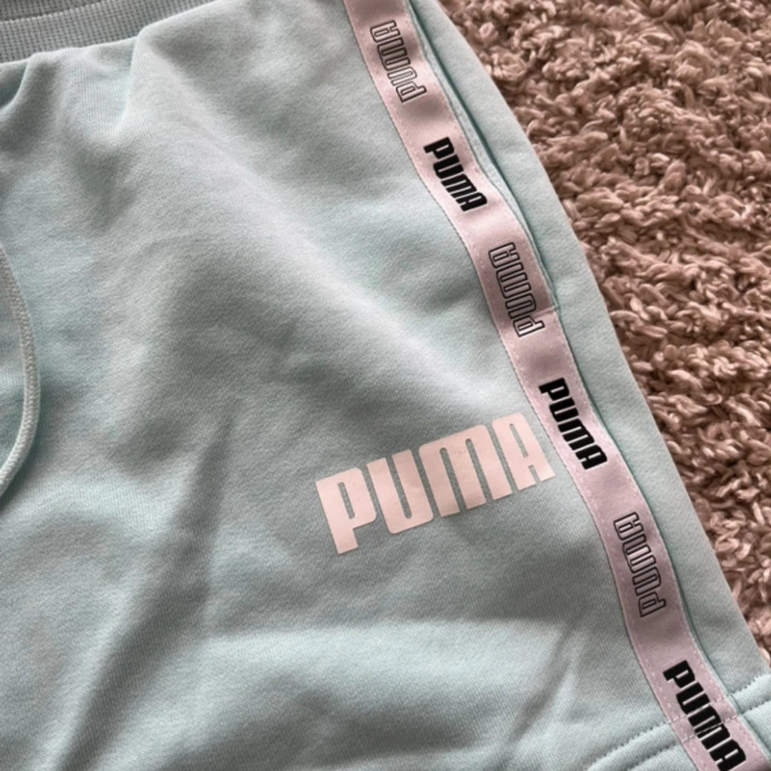 Ljusblå shorts från Puma med logoband - 1