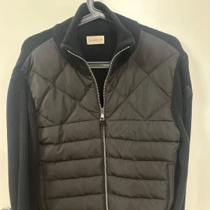 Moncler Cardigan Black Label  - Säljer nu en snygg svart cardigan från Moncler. Den är relativt liten i storlek så den passar till dig som har M. Den är i jätte bra skick, endast använt någon enstaka gång. Snabb leverans 🚚 