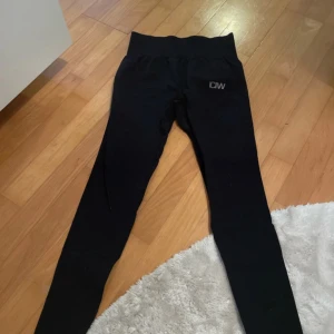 Svarta tights från ICANIWILL - Svarta tights från ICANIWILL med hög midja och diskret logga på vänster höft. Stretchigt material som sitter tight och bekvämt. Perfekta för träning eller gymmet.