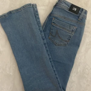 Blå jeans från LTB - Snygga ljusblåa jeans från Ltb som är bootcut och lågmidjade. Jeansen är i storlek 25x30. Skriv privat för bilder på eller om måtten☺️☺️. Priset går att diskuteras vid snabbt köp💞