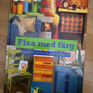 Fixa med färg - En inspirerande bok om att måla och förnya hemmet med färg. Innehåller tips, idéer och tekniker för att skapa personliga och färgglada möbler och inredningsdetaljer på gammaldags vis. Perfekt för dig som vill prova på dekorativa måleriprojekt hemma.