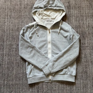 Ljusgrå hoodie från Moncler - Säljer en fet moncler hoddie, säljer den så den är för små. Det är barn storlek, skriv om ni har frågor✌️