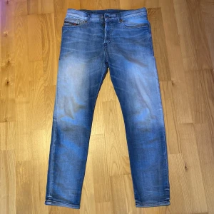 Diesel D-Fining Jeans - Säljer ett par blå jeans från Diesel, modell D-Fining med tapered fit (slim fit). Storlek W29 - L30. Skick 9/10, knappt använda. Perfekta för dig som gillar en modern men avslappnad stil. Hör av er vid funderingar!!!