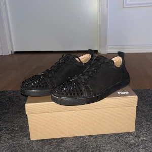 Louboutin skor - Säljer dessa snygga Louboutin skor eftersom jag har fått andra som jag använder mer. Skorna är i bra skick men har bara små skador som knappt syns. Skadorna: två spikar borta på höger skorn och en borta på vänster. Sen på båda skorna så har det varit ihop sytt på grund av att det gick upp lite men det syns inte. Jag har tvättat dom så att du som köper ska få dom som nya! Pris kan diskuteras och även med byte ( beror på vad).