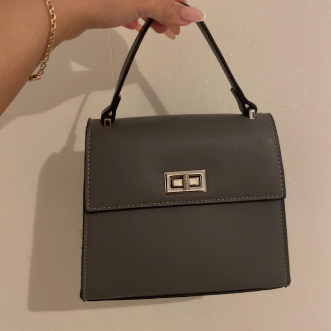 Grå handväska med silverdetaljer