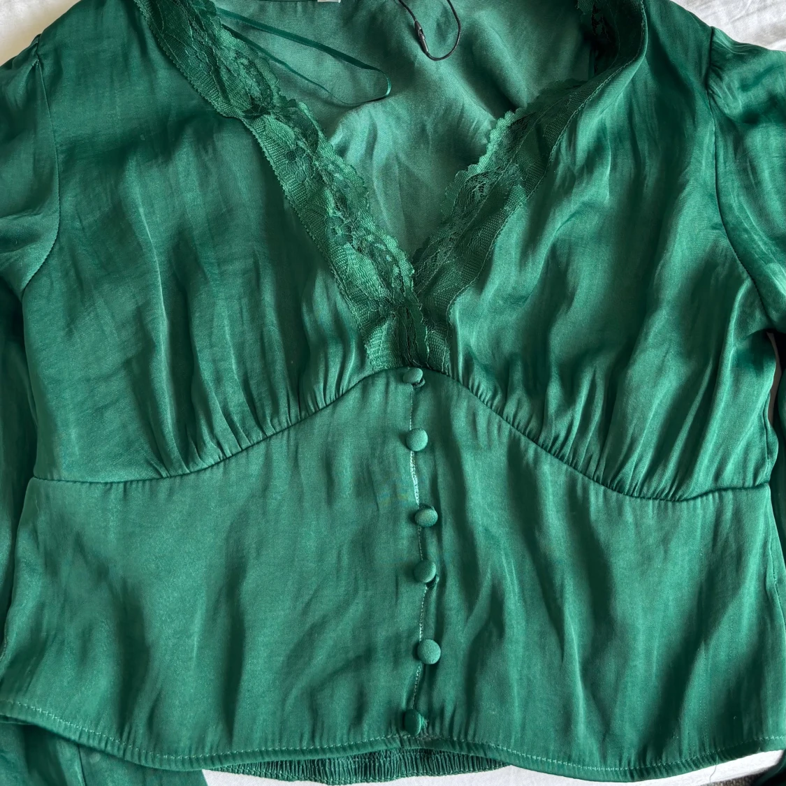 Grön blus med spets och knappar - 1