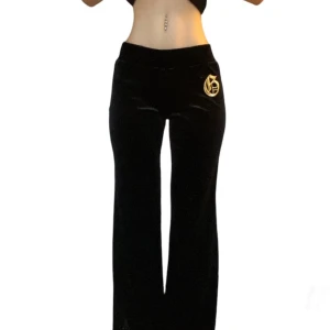 lågmidjade mjukisbyxor  - Jättefina lågmidjade mjukisbyxor i storlek S. Innerbenslängd:79 cm midjemått mätt rakt över: 36 cm men väldigt stretchiga 