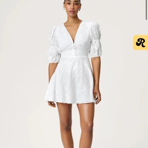 Adoore klänning - Säljer denna adoore klänningen som är perfekt till student eller midsommar!! Byte till en 36a fungerar också toppen!! Originalpris: 1495kr