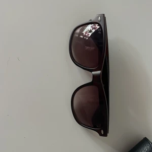 Ray-Ban Boyfriends solglasögon  - Snygga solglasögon från Ray-Ban med klassisk design och bruna bågar. Glasögonen är använda ungefär 2 gånger och är i väldigt bra skick. Glaset ser ljusare ut på bilden än vad det är. Pris går att diskuteras.