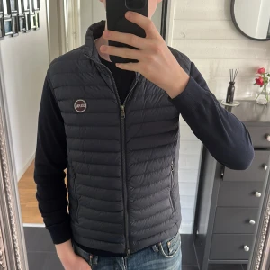 Väst Colmar - Väst från Colmar | Storlek: 48 - Skicket på västen är väldigt bra utan några defekter - Mitt pris 1,200kr - Nypris: 2,300kr - Modellen är 182 och väger 74kg