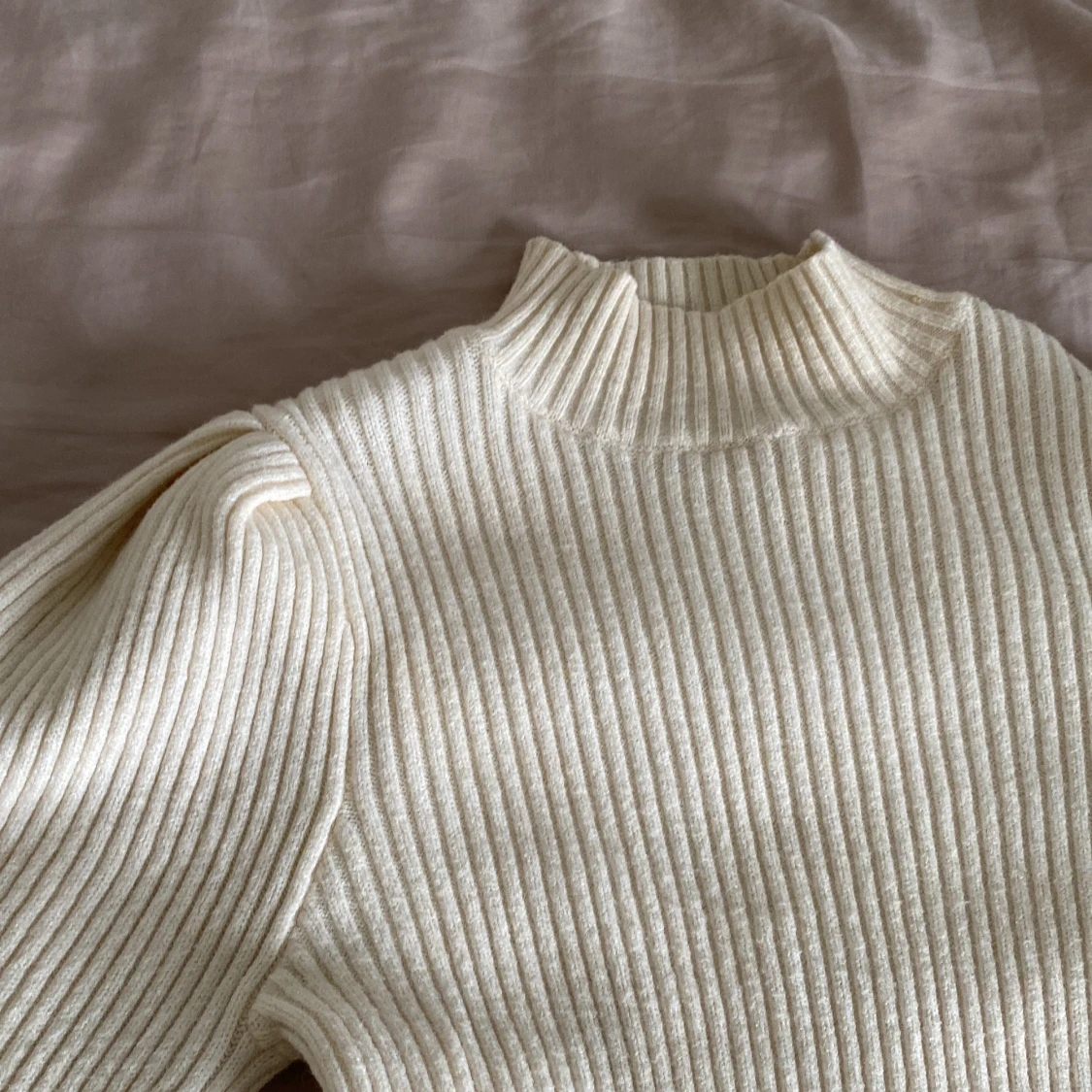 Ribbad krämvit stickad tröja från ONLY - 4