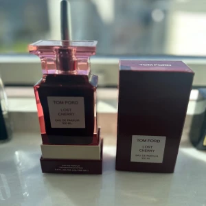 Tom ford lost cherry - Tjena! Säljer sjukt goda parfymen Tom ford lost cherry edp.  Säljs då jag köpte den till mamma men doften passade inte henne sa hon. (Den är unisex)   Endast testad så det är fortfarande 100 ml kvar! Pris går såklart att diskutera.