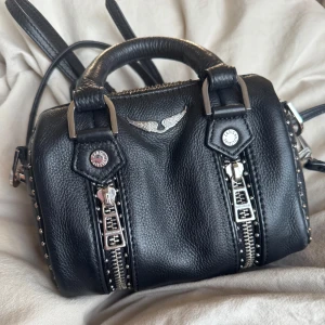 Zadig sunny nano studs bag - Väl använd och har några defekter (se bild 3,4,5) där färgen gått av lite. Men inget man tänker på när man bär den😋🩷dustbag tillkommer vid köp:) nypris: 3800kr 