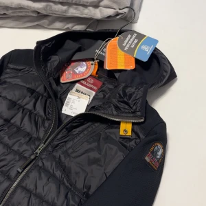 Parajumpers cardigan S - Säljer en fet parajumpers cardigan i storlek S! Köptes på miinto för 4500 och är helt nytt utan tecken på användning, dock finns det en defekt på sista bilden. Hör av vid frågor! 🙌