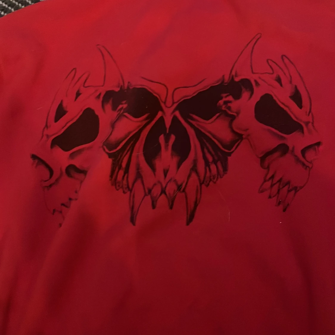 Röd hoodie med döskalletryck från D-Way - 1