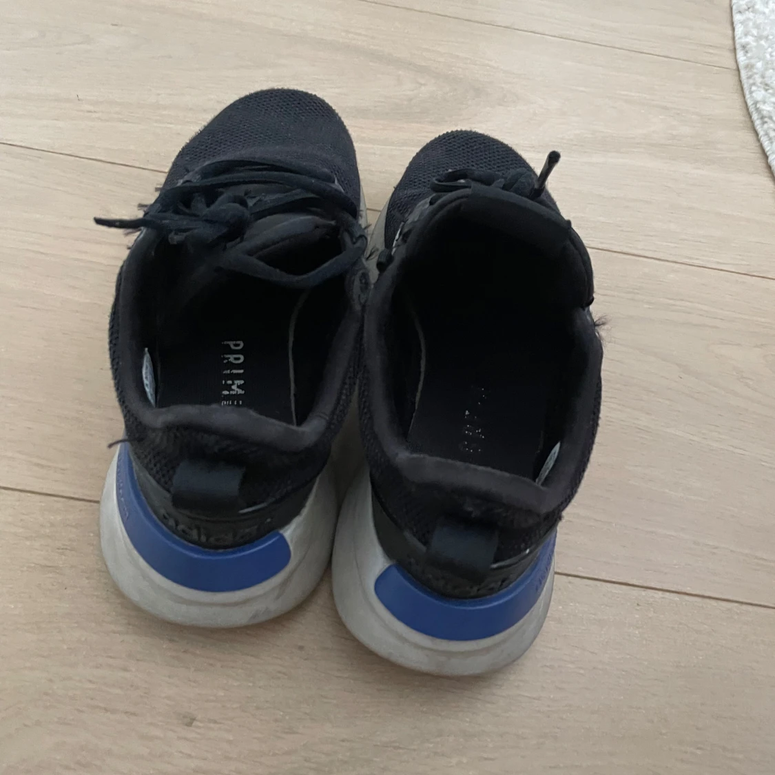 Svarta Adidas sneakers med vita ränder - 1