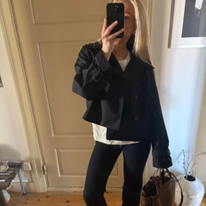 Mörkblå trenchcoat  - Så snygg trenscoat jätte fint skicka storlek S!!! 