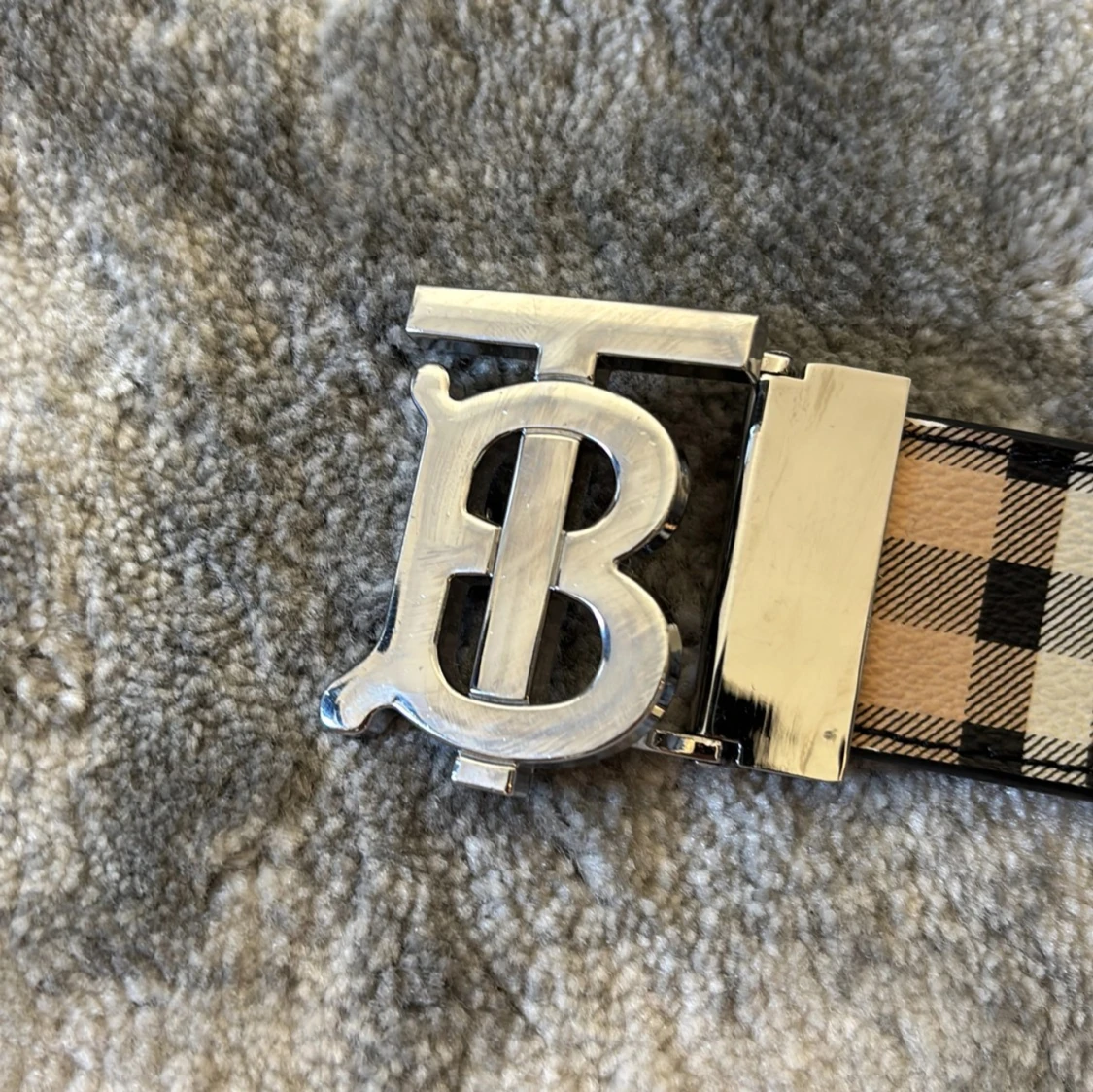 Burberry vändbart bälte med silverdetalj - 91
