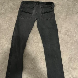 Gråa nudie jeans  - Bra skick, gråa nudie jeans går för runt 1600kr nypris. Storlek 32:32 sitter bra 