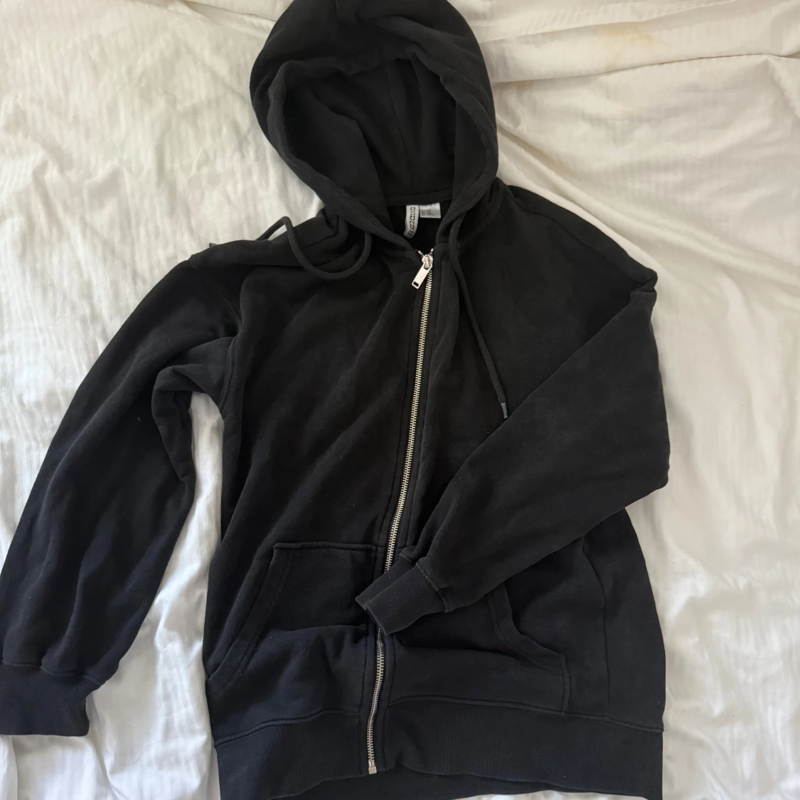 Svart hoodie med dragkedja 