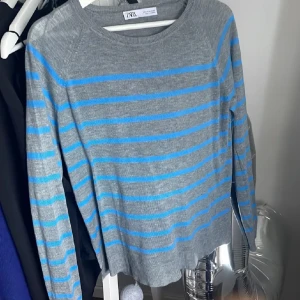 Stickad tröja från Zara 🩵🩵 - Jättefin tröja från Zara, den är i storlek S eller M🩵