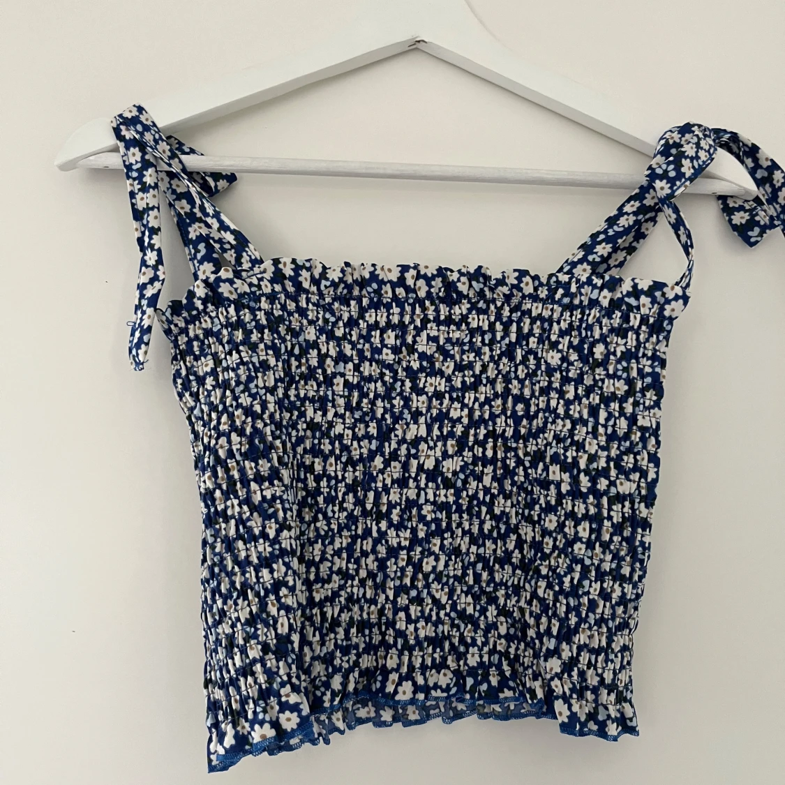 Blommig blå smockad linnetopp - 2