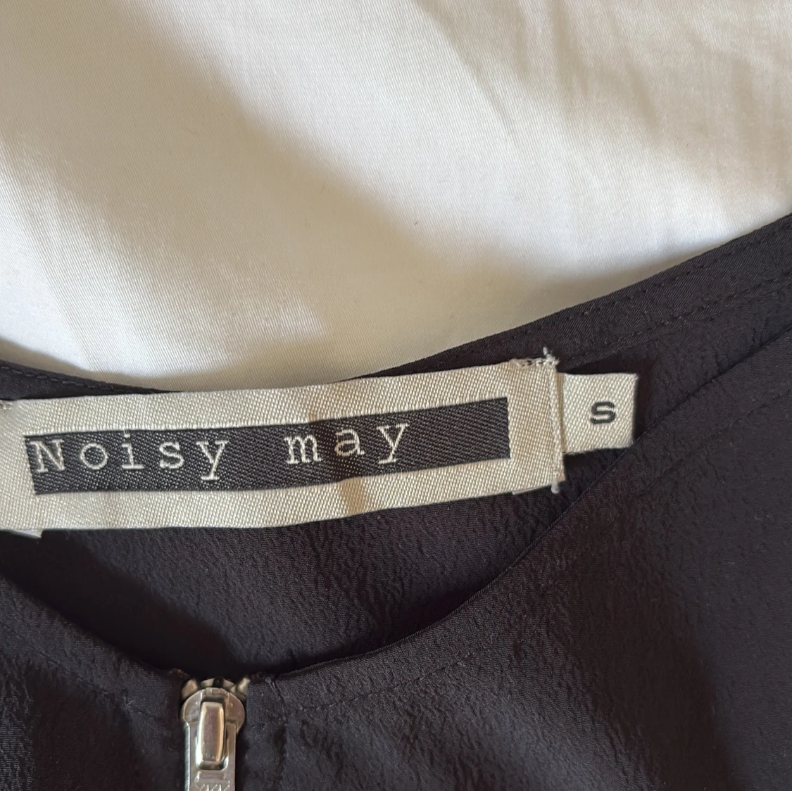 Svart linnetopp med spets från Noisy May - 1