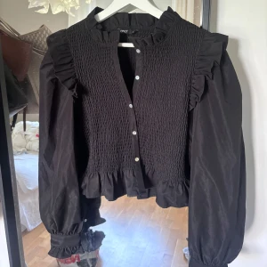 Söt svart blus  - Säljer denna fina blusen ifrån Vero Moda i storlek M men passar även storlek S. Säljer då den inte kommer till användning längre💖