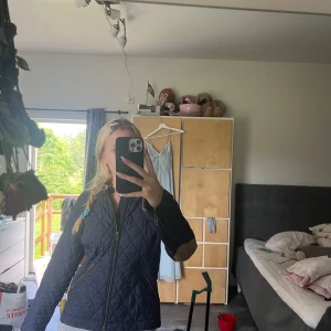 Jacka - Jätte fin jacka som är i lite mer tunnare material, passar nu i sommar eller till hösten då det är lite kallare