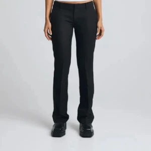 lågmidjade kostymbyxor vera - jättefina lågmidjade kostymbyxor från bikbok i modellen "vera"🩷🩷 i storlek 34