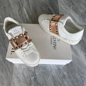 Valentino Rockstud skor - Valentino Rockstud - Skick: Oanvända/Nya - Tillbehör: Valentino dustbag och kort - Nypris: 6000kr - TrendWardrobe