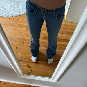 Lågmidjade jeans  - Supersnygga Lågmidjade jeans ifrån Levis, jätte bra skick!