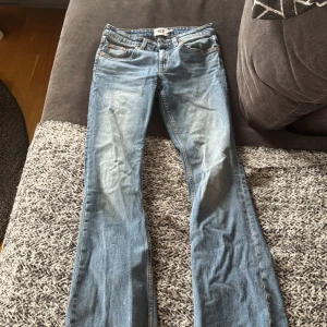 157 Bootcut jeans ljusblå XS short - Jättefina ljusblå bootcut jeans från lager 157 i storlek XS short. Lågmidjade jeans med bootcut.. Skicket är 8/10 och använda ett par gånger men inga fläckar.