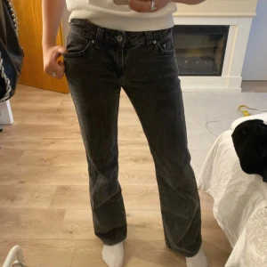 Lågmidjade jeans  - Supersnygga jeans från ginatricot✨ Superbra skick Midjemått - 37cm Hör av dig om du har några funderingar 🥰